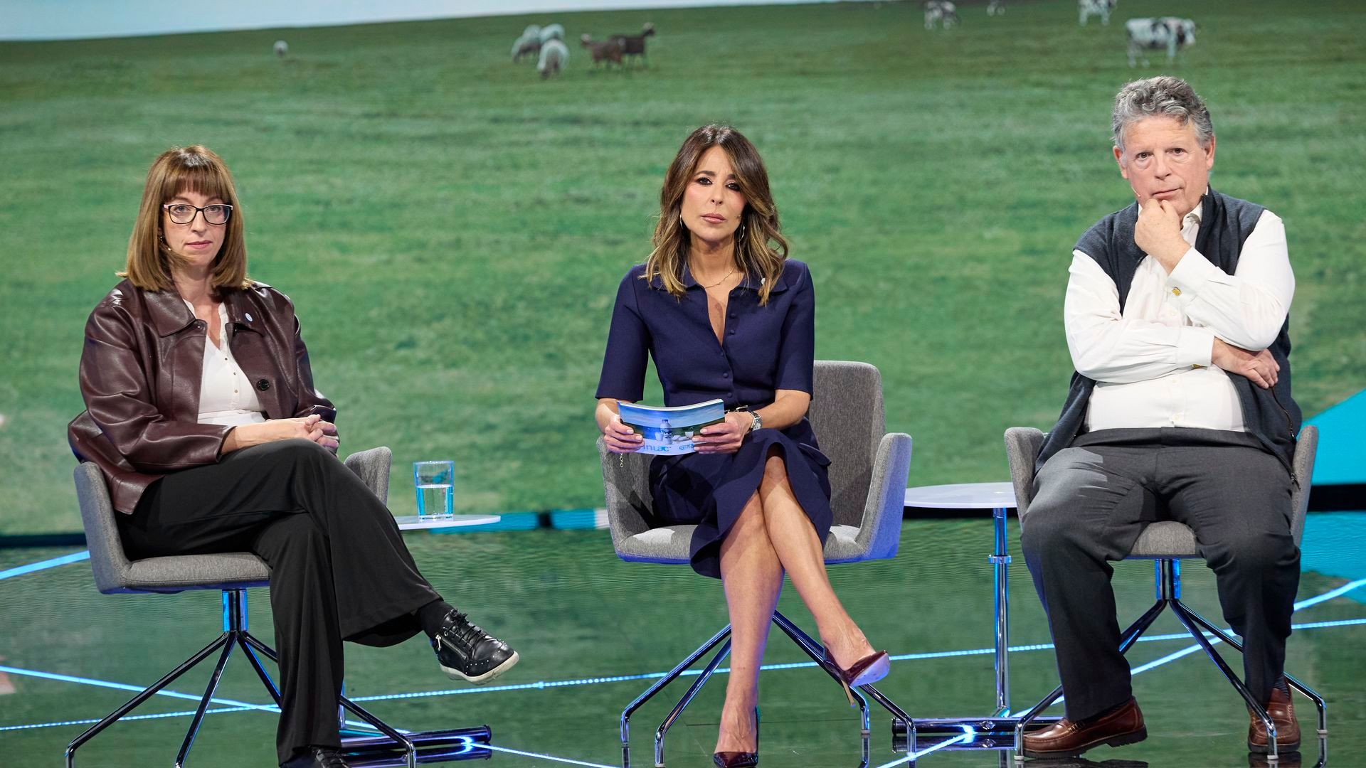 Ana Terradillos charla con Nuria M. Arribas, directora gerente de InLac, y con Tomás García Azcárate ingeniero agrónomo