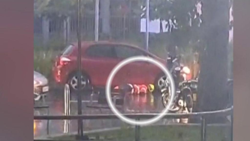 Atropella a un hombre sin percatarse y arrastra su cadáver en los bajos cinco kilómetros por las calles de Sevilla: "Creía que era el freno de mano"