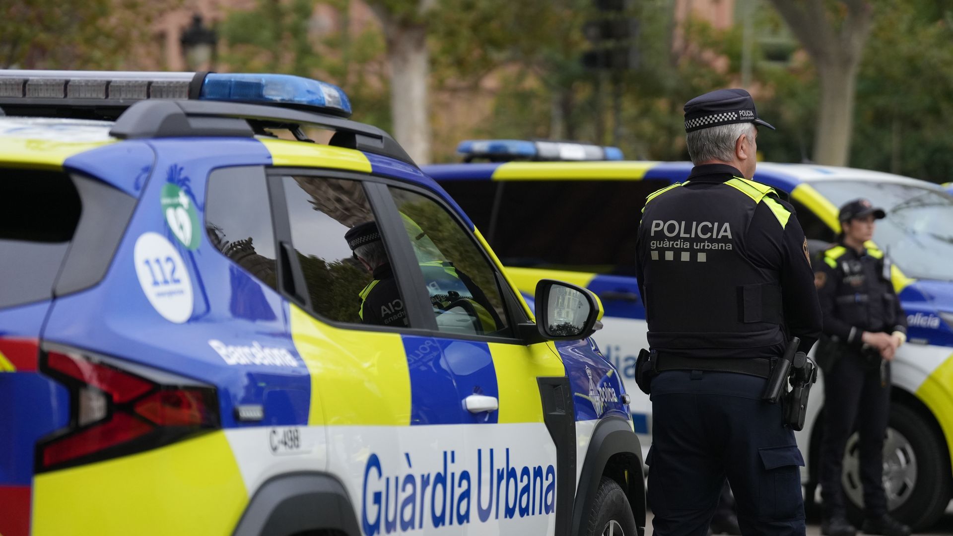 Buscan a tres hombres por apuñalar a un menor en la plaza Cataluña de Barcelona