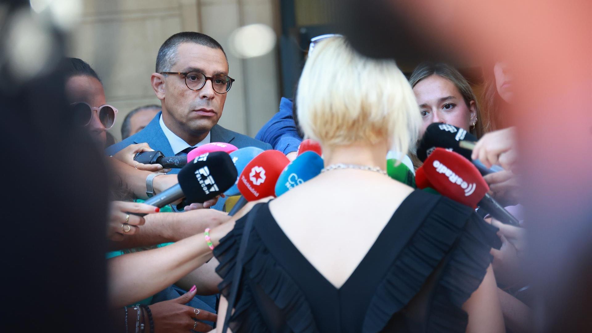 El abogado José Antonio Sires y la mujer denunciante atienden a los medios de comunicación