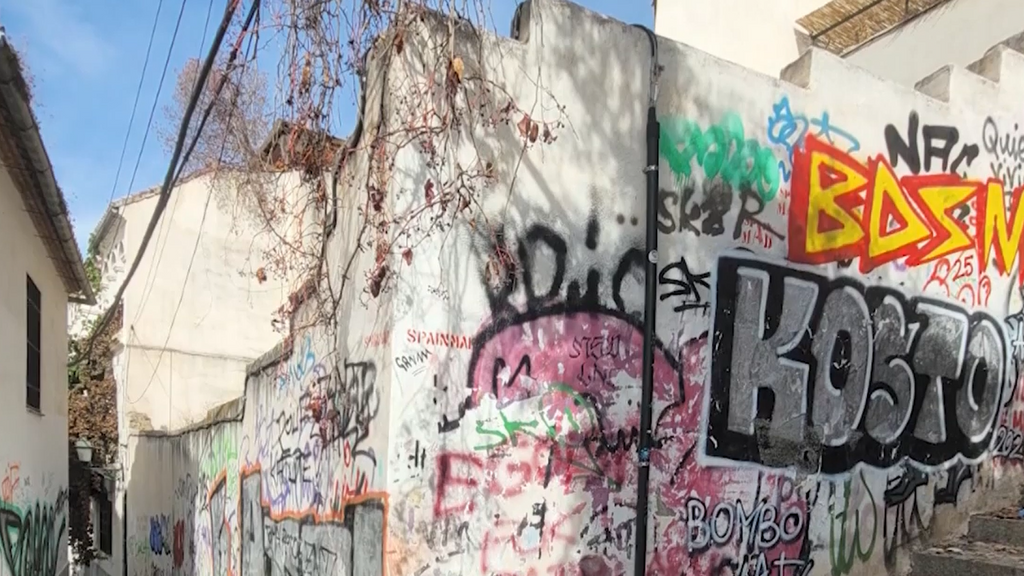 El turismo masivo y vandalismo amenazan el barrio histórico de Granada: “El Albaicín se está muriendo”