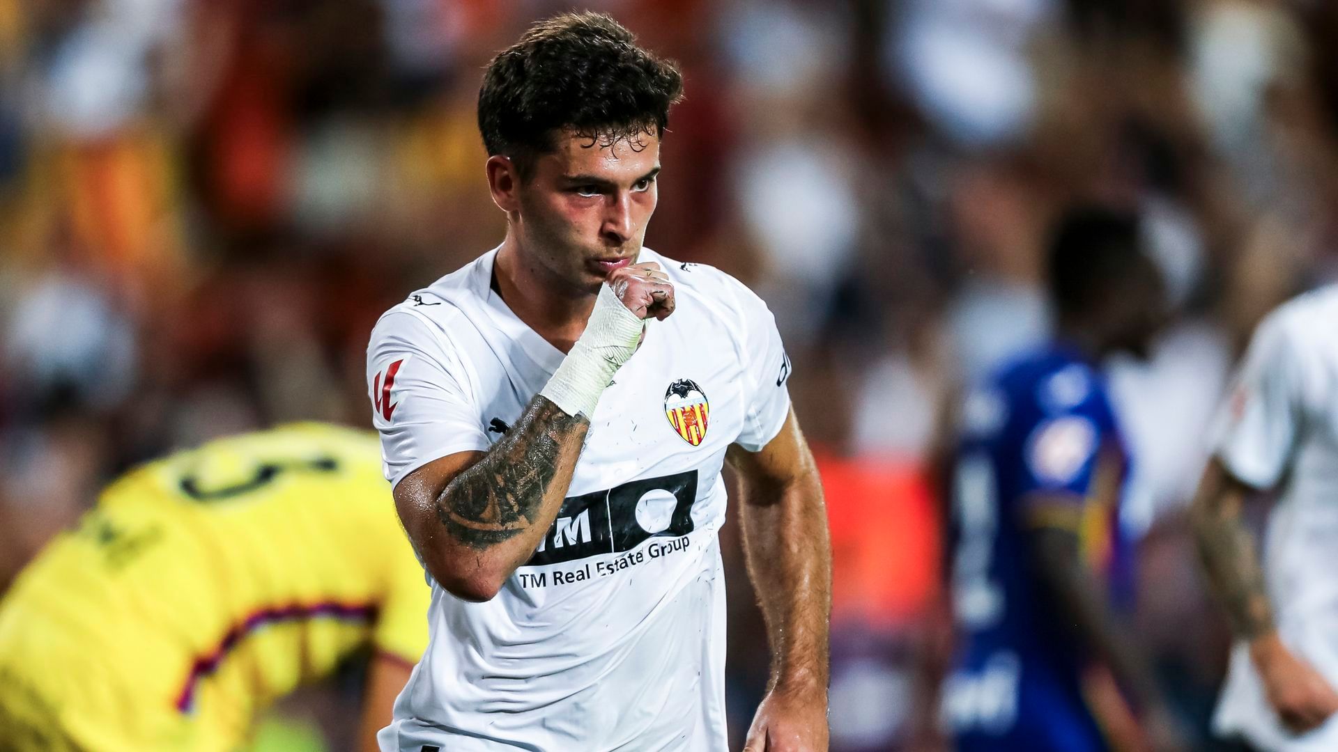 Hugo Duro, jugador del Valencia, contesta a Javi Poves, entrenador y dirigente del Moscardó, tras cargar contra sus jugadores: "A ellos les duele, así que ten cuidado"