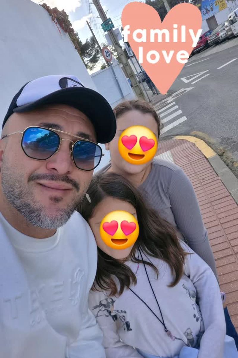 Kiko Rivera posa con sus dos hijas Ana y Carlota Rivera