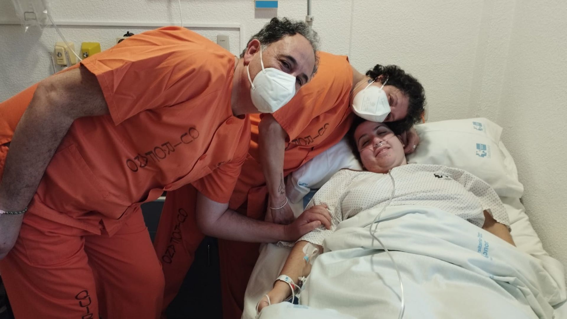 Puri y Salvador acompañando a Ana antes de que le administraran la sedación