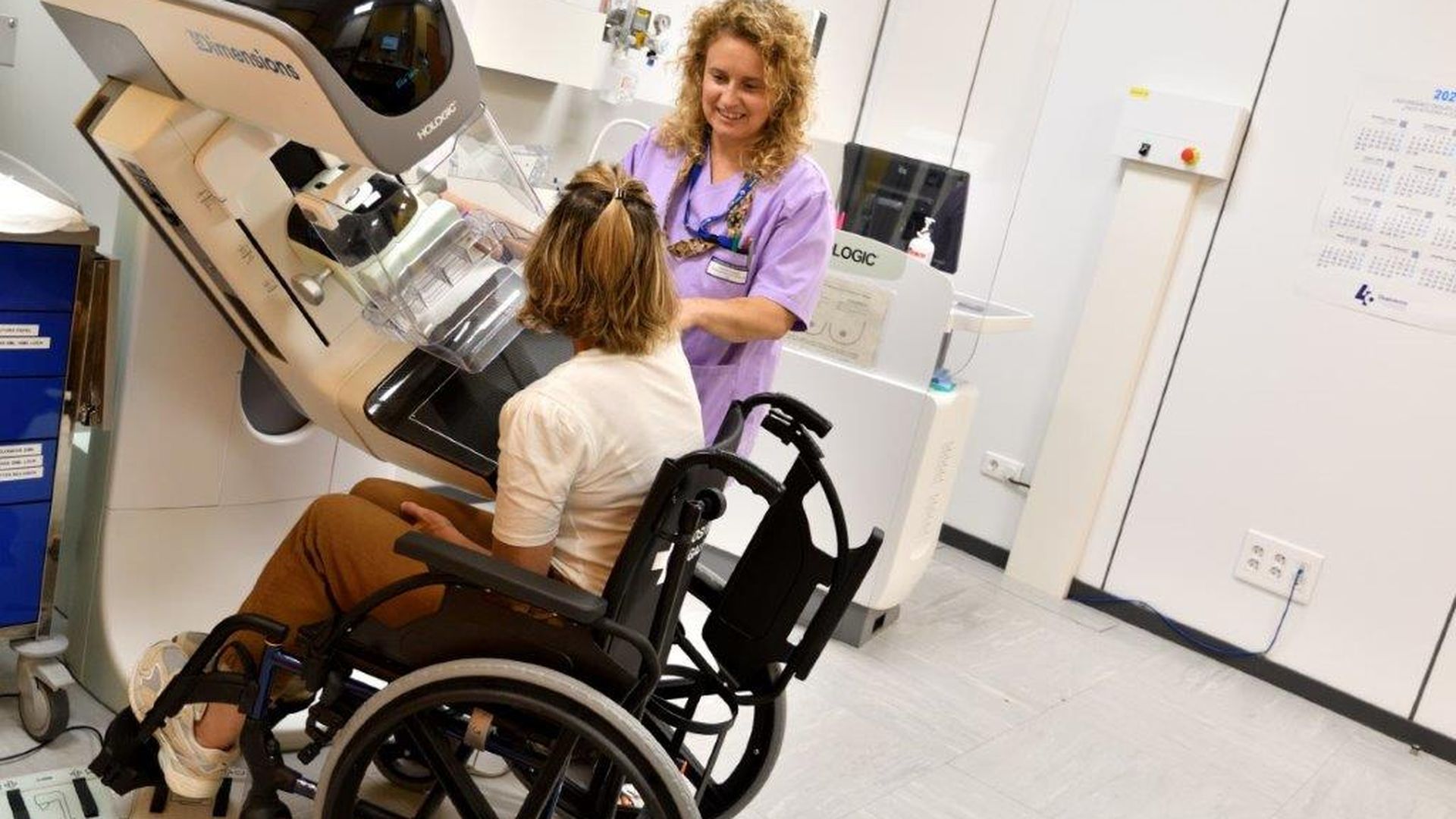 Una mujer se somete a una mamografía