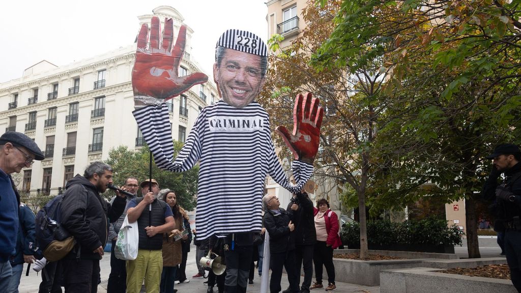Varias personas durante una concentración frente al Congreso de los Diputados