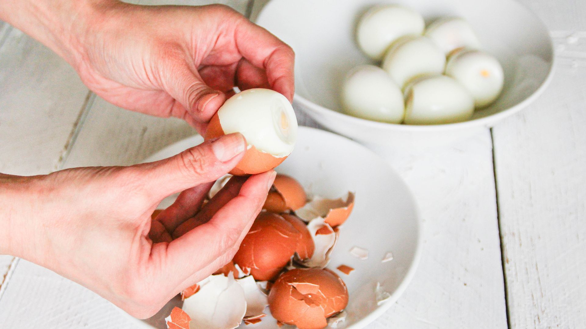 A veces pelar los huevos cocidos no es fácil