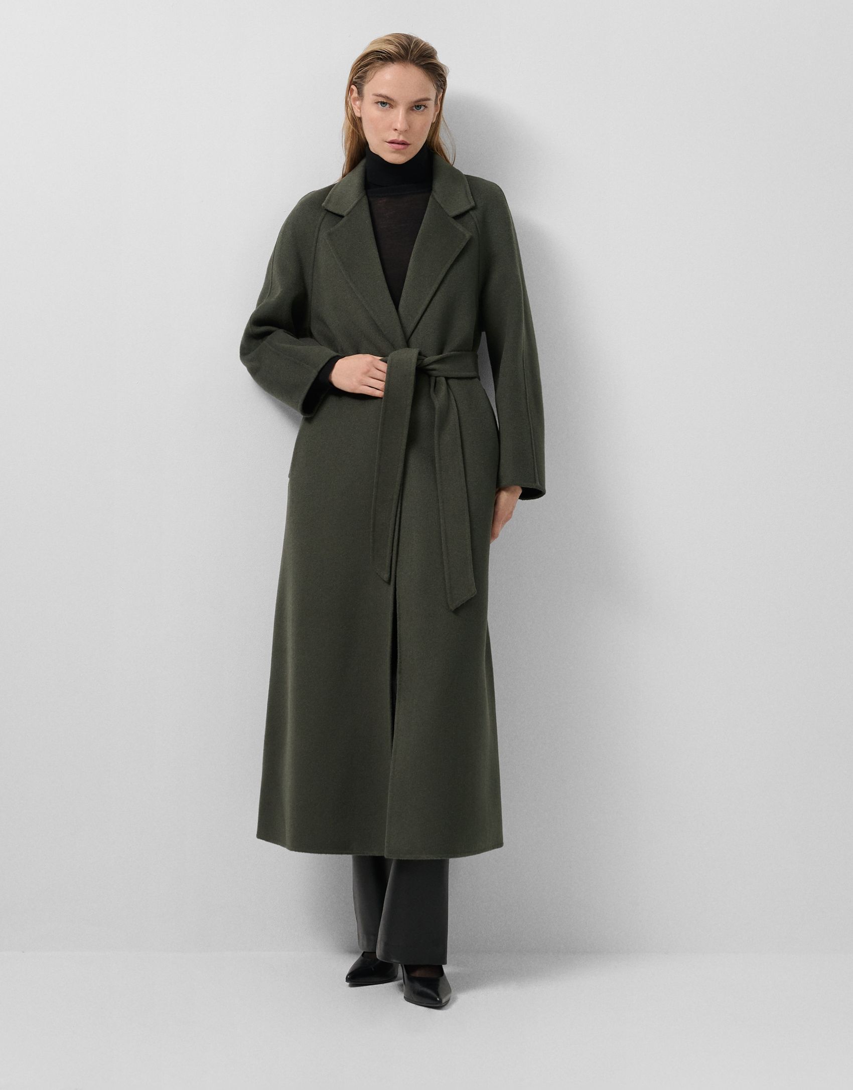 Abrigo verde oliva con cinturón