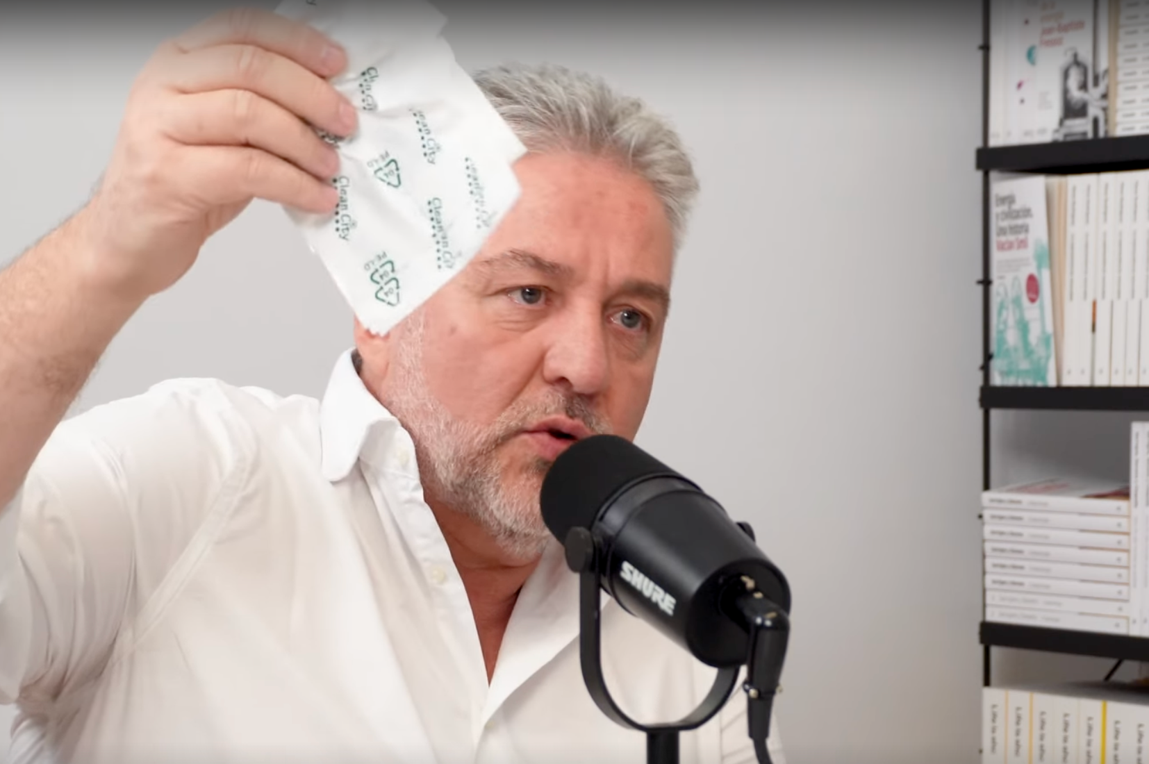 Álex Rovira muestra las bolsitas que van siempre con él para recoger basura