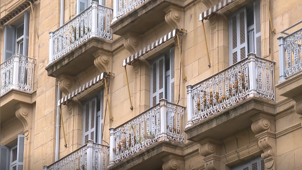 Cobrar por visitar un piso en alquiler, el negocio de una inmobiliaria en Barcelona: “Una práctica irregular”