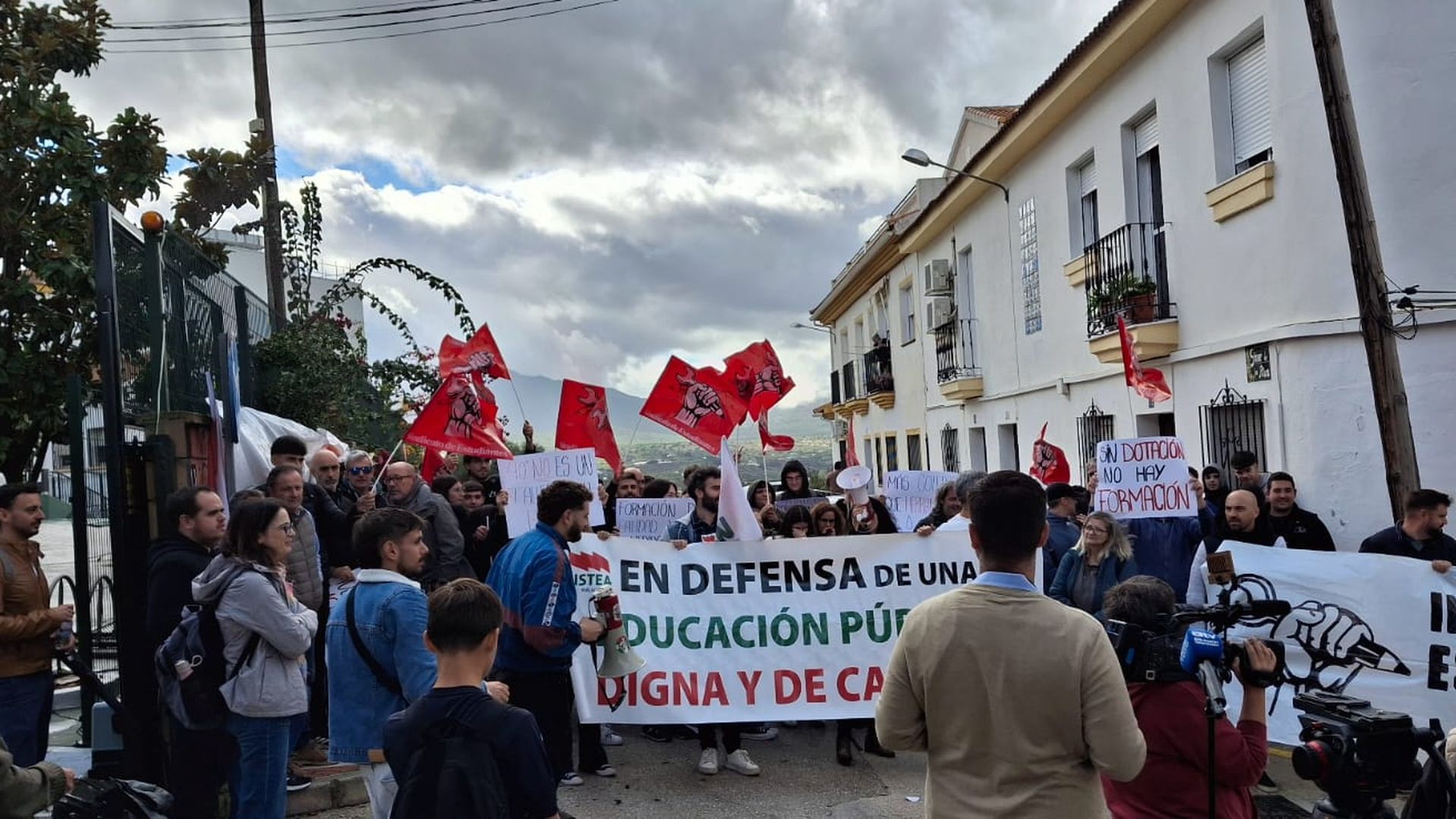Concentración en Alhaurín el Grande por la falta de medios en el IES Antonio Gala
