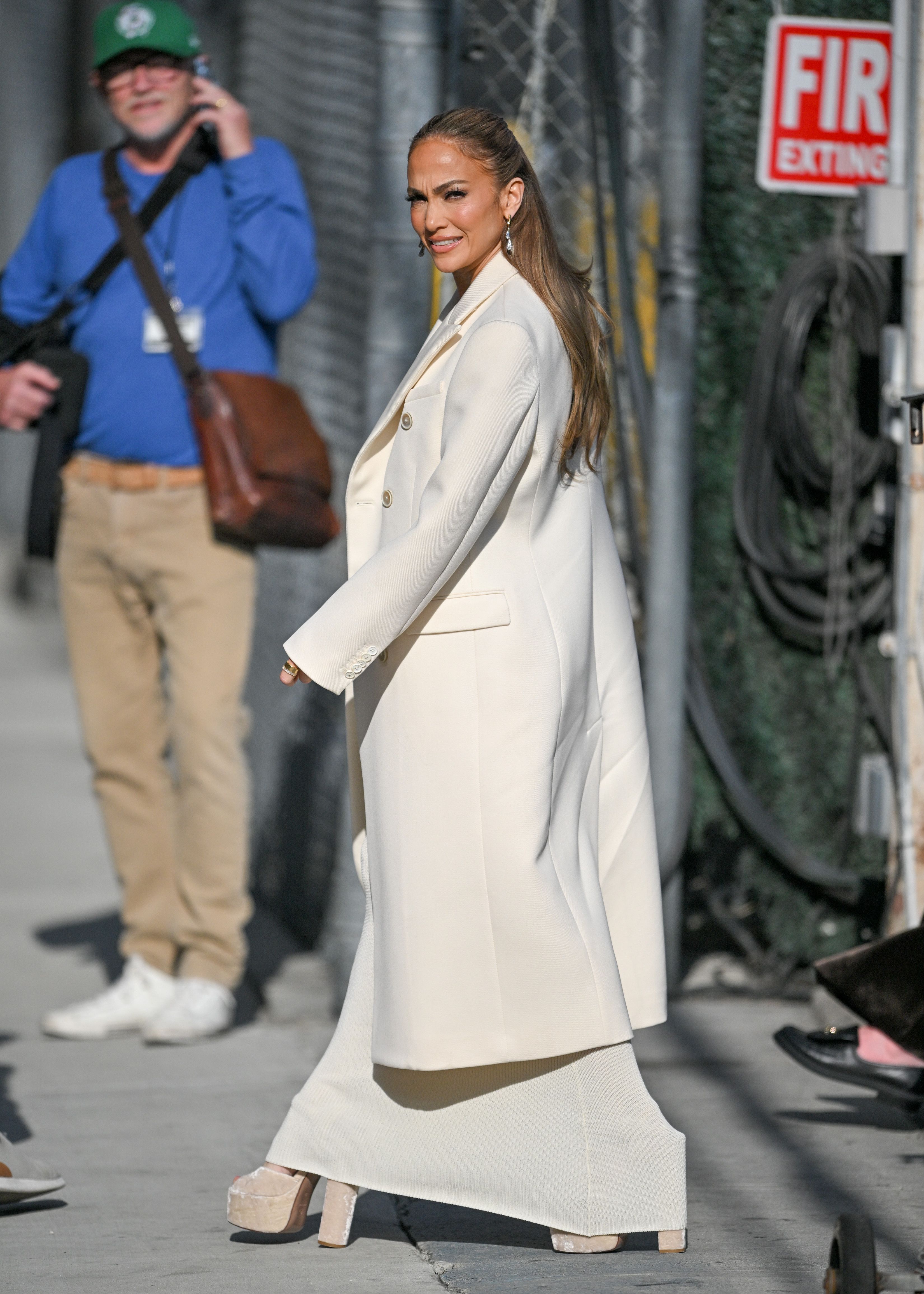 Jennifer Lopez con vestido de punto y abrigo