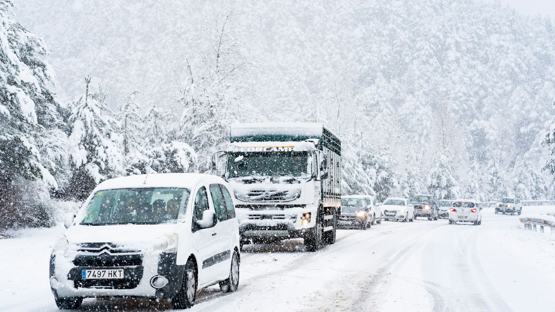 La masa polar deja lagos helados, nevadas y granizo en España