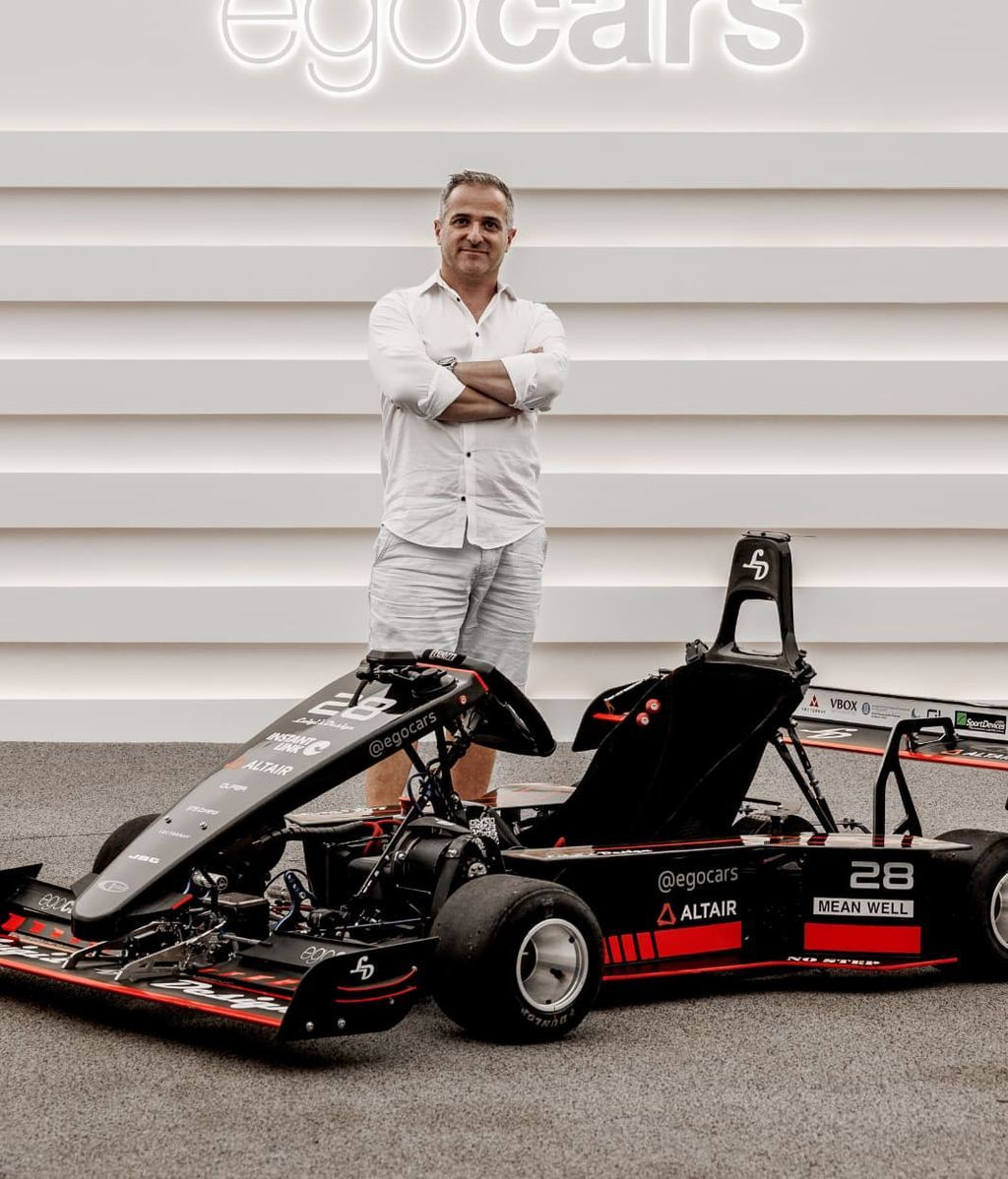 Luis Mengual y el prototipo con el que ha logrado el récord Guiness