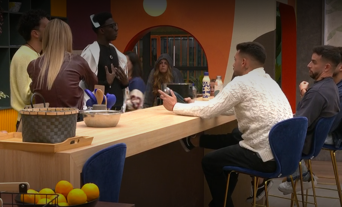 Mamadou dialoga con Íñigo