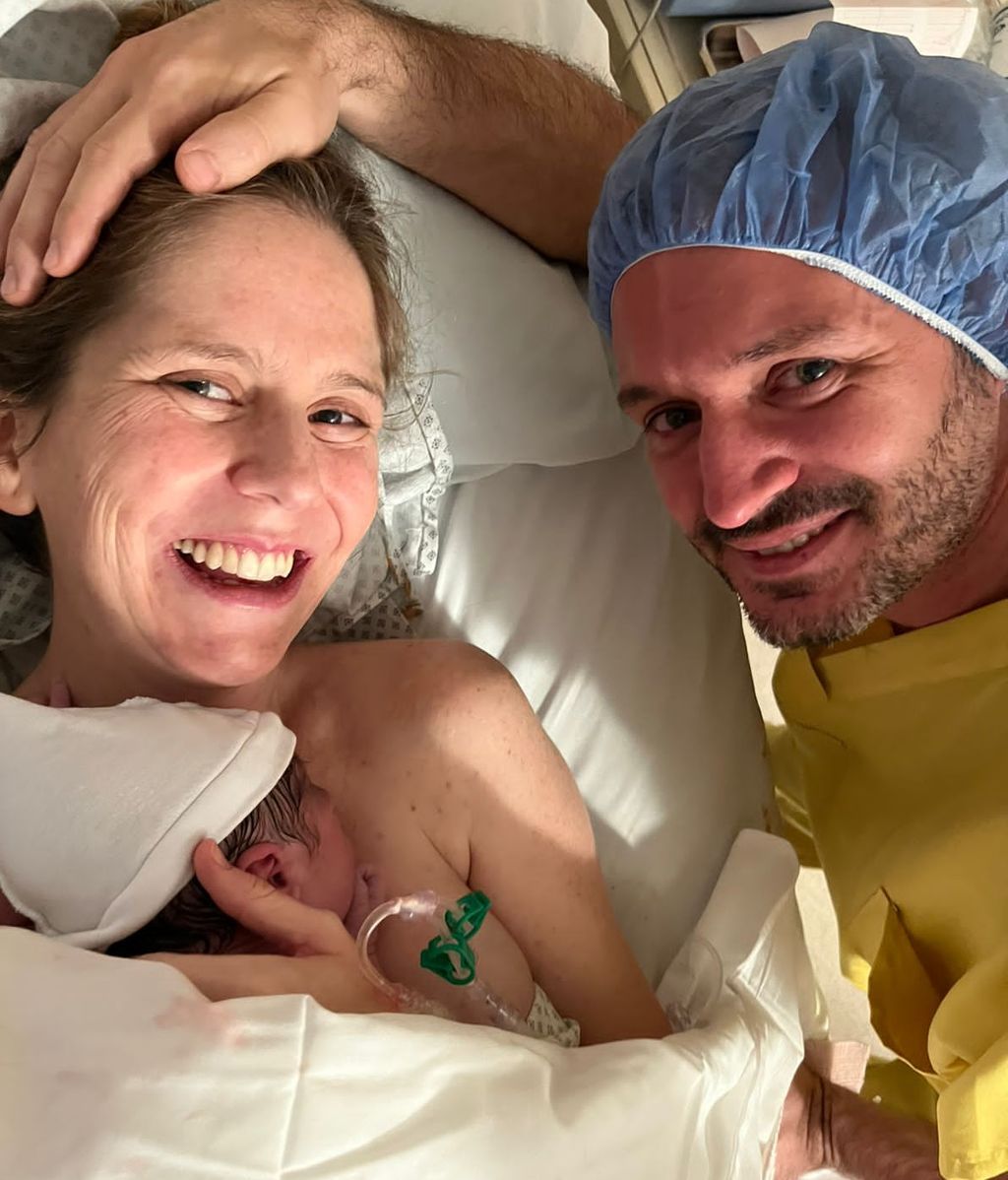 Rosario junto a su hija y su marido