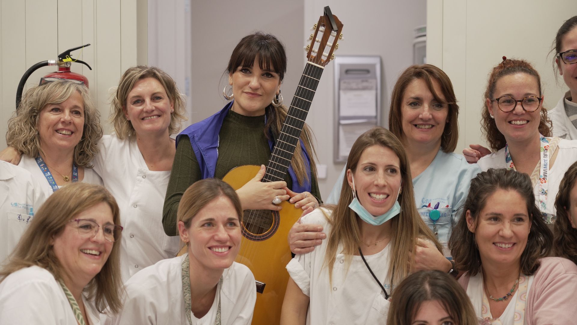 Rozalén, con el equipo sanitario del Hospital de La Paz