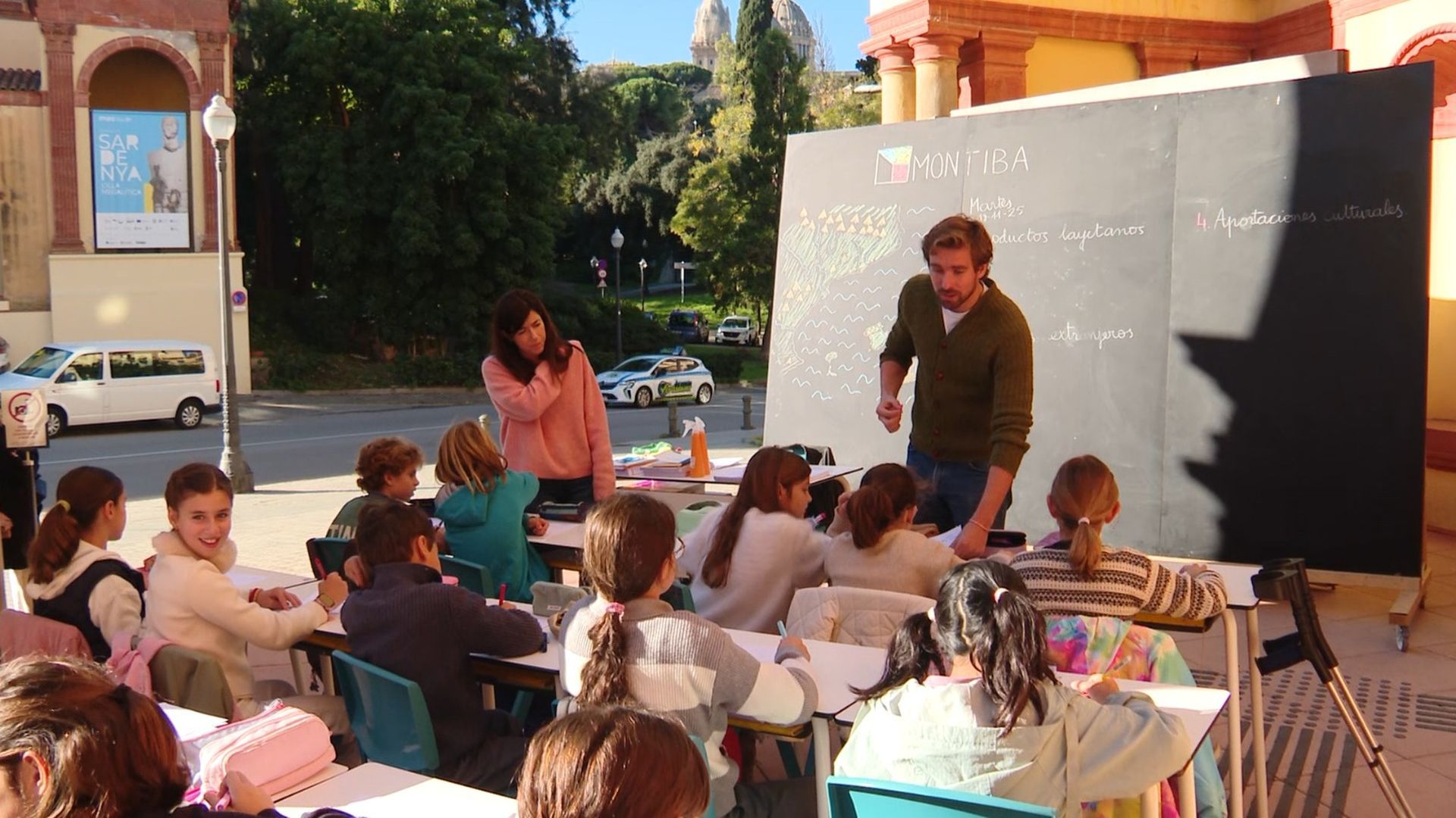 Un colegio saca su aula a la calle para dar a conocer su metodología en Barcelona