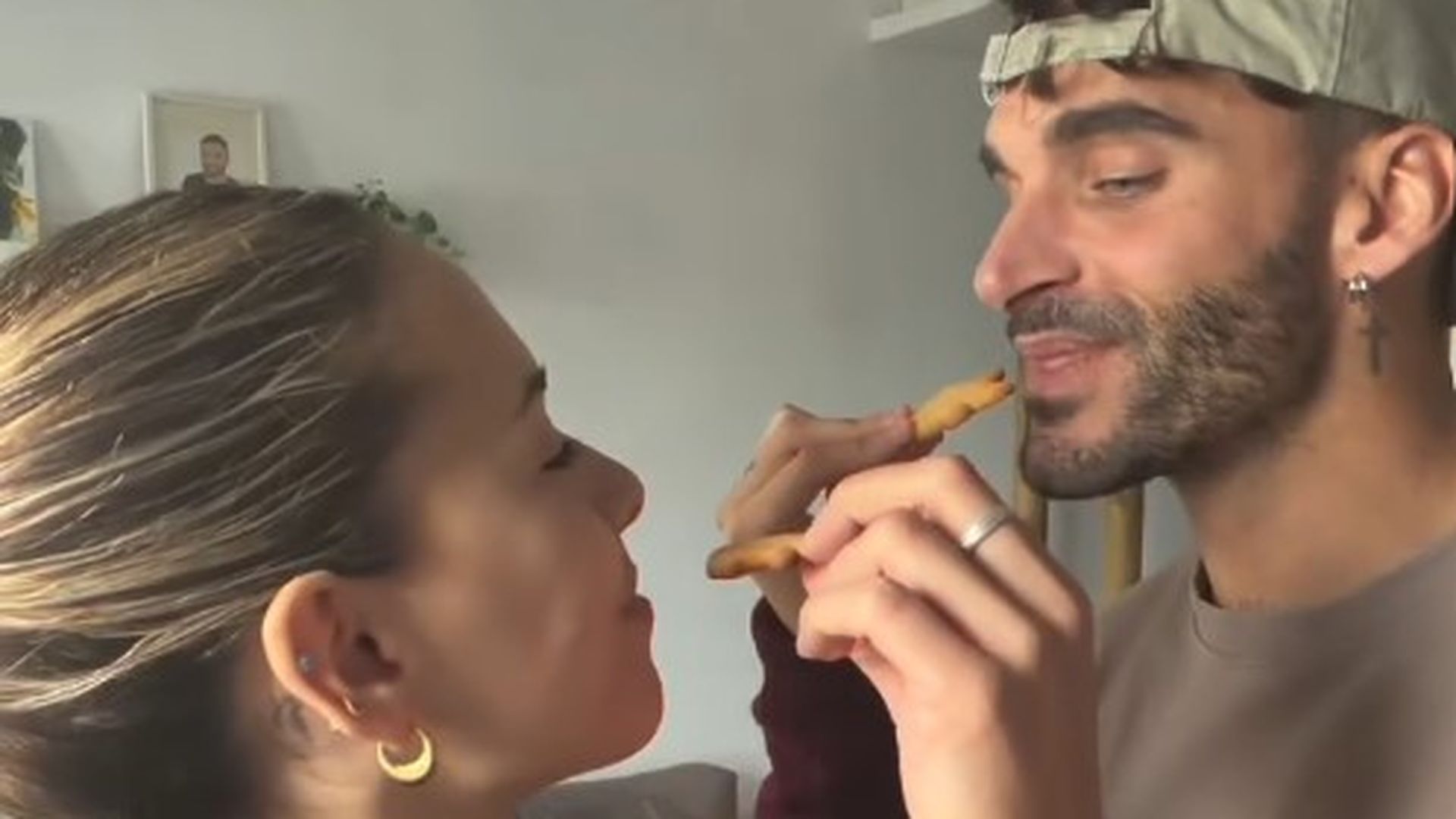Violeta Crespo y Edi Insua muestran cómo hacen sus galletas navideñas