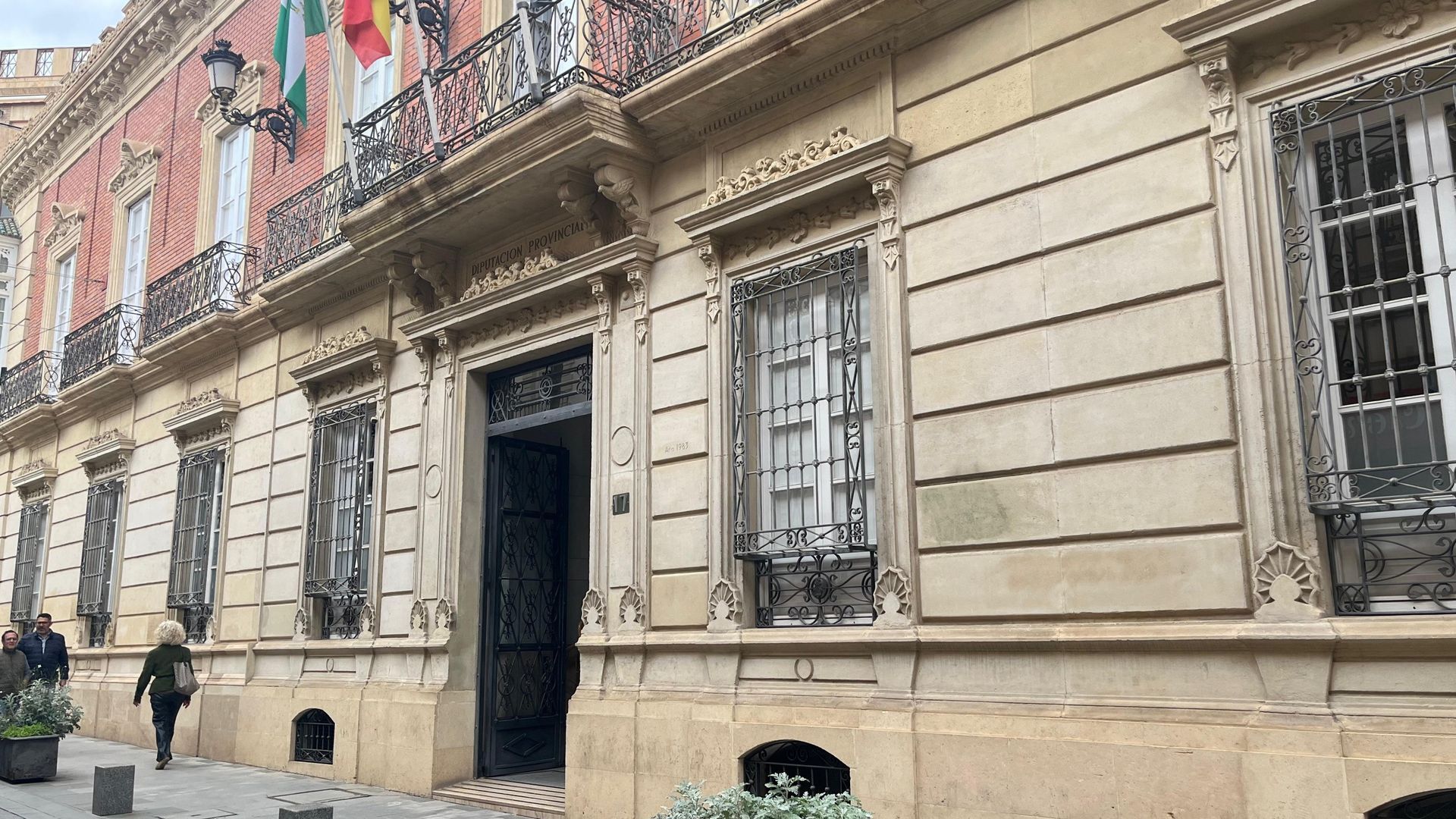 Acceso al Palacio Provincial, sede de la Diputación de Almería.