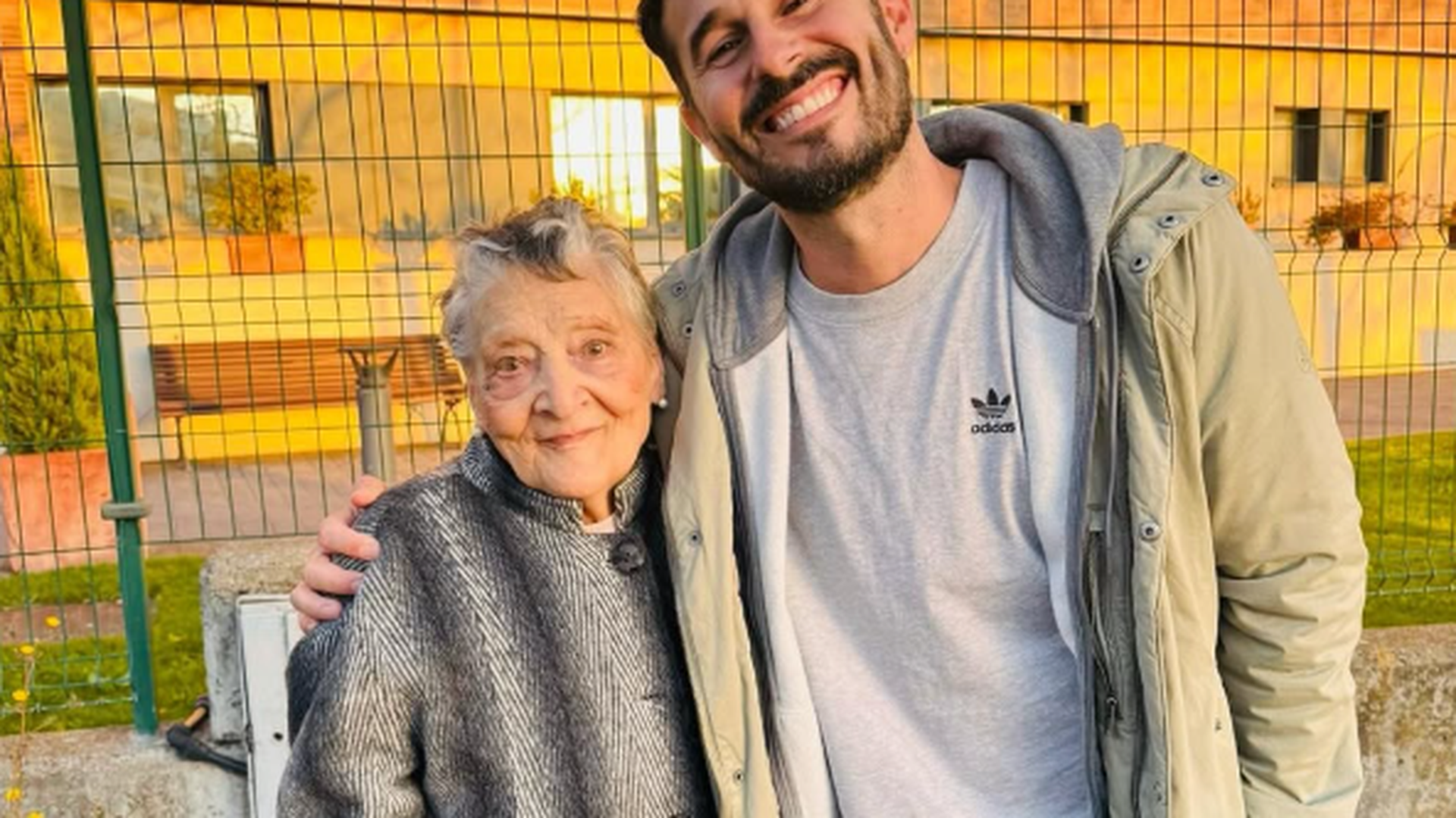 Antoñito Molina junto a la abuela Carmen días antes de fallecer