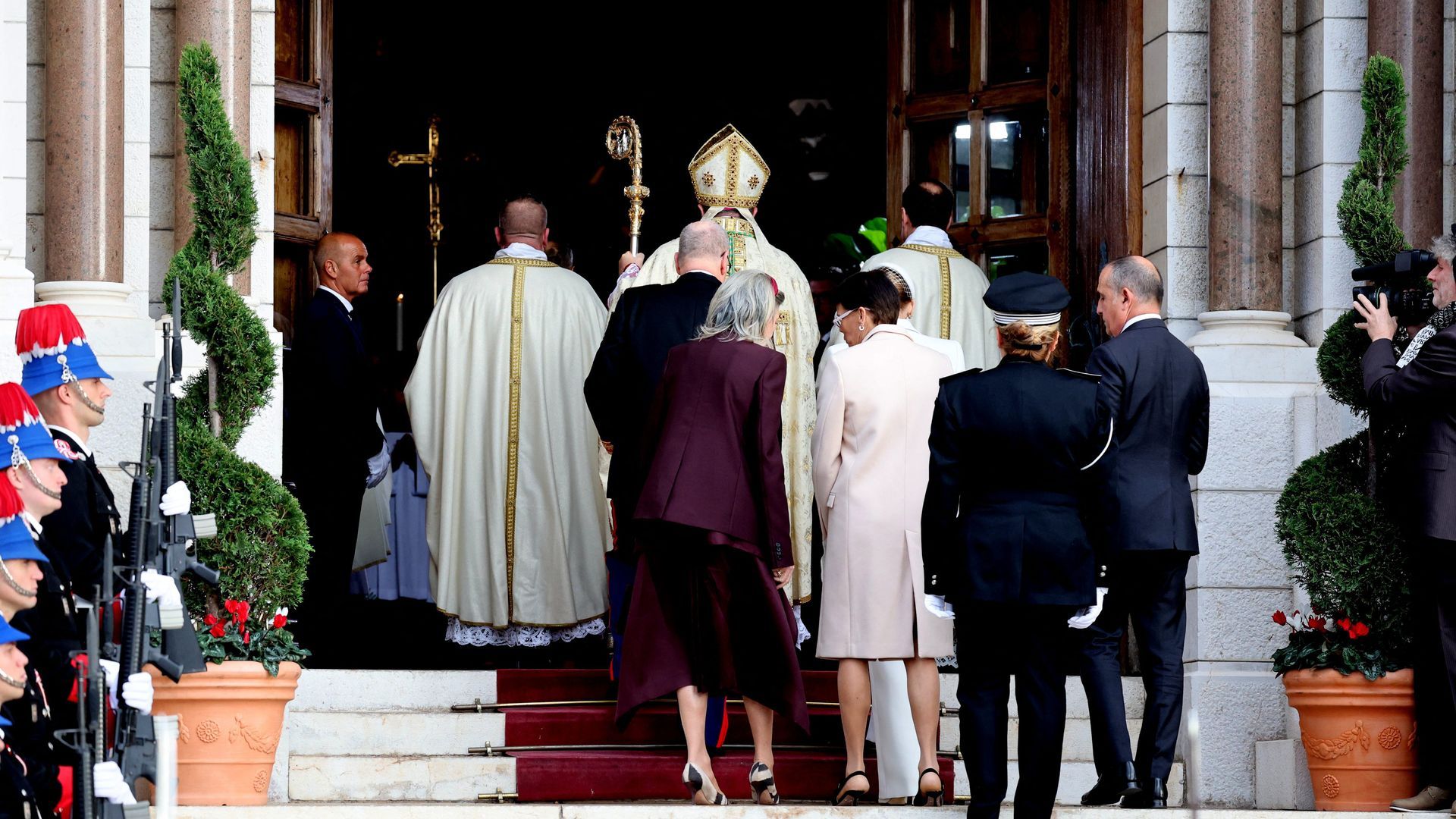 Carolina de Mónaco y Estefanía de Mónaco, a su entrada