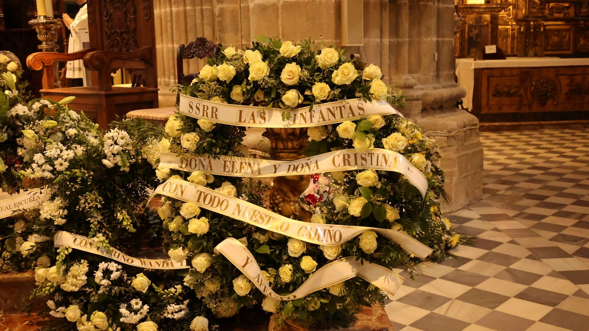 Corona de flores de las infantas Elena y Cristina en el funeral de Álvaro Domecq en la Catedral de Jerez