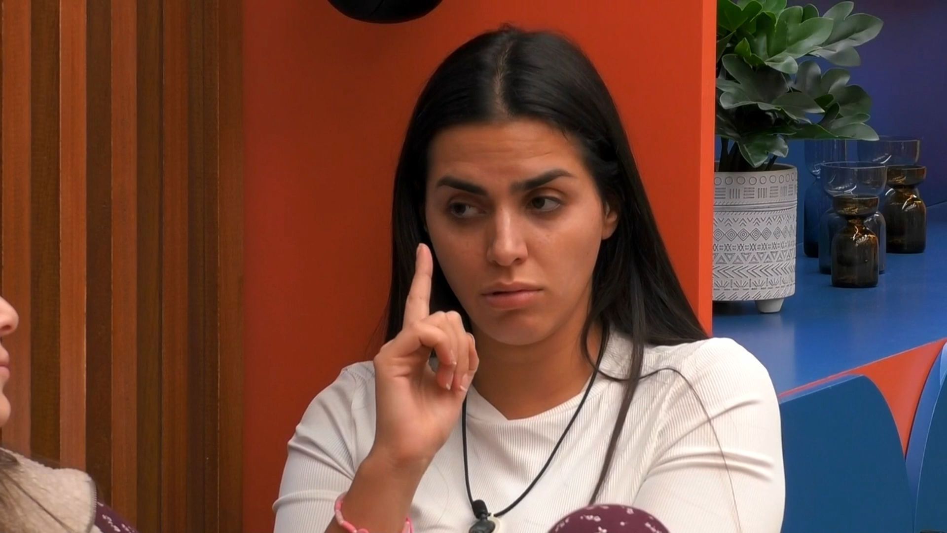 Desi observa mucho y luego se hace un poco la tonta