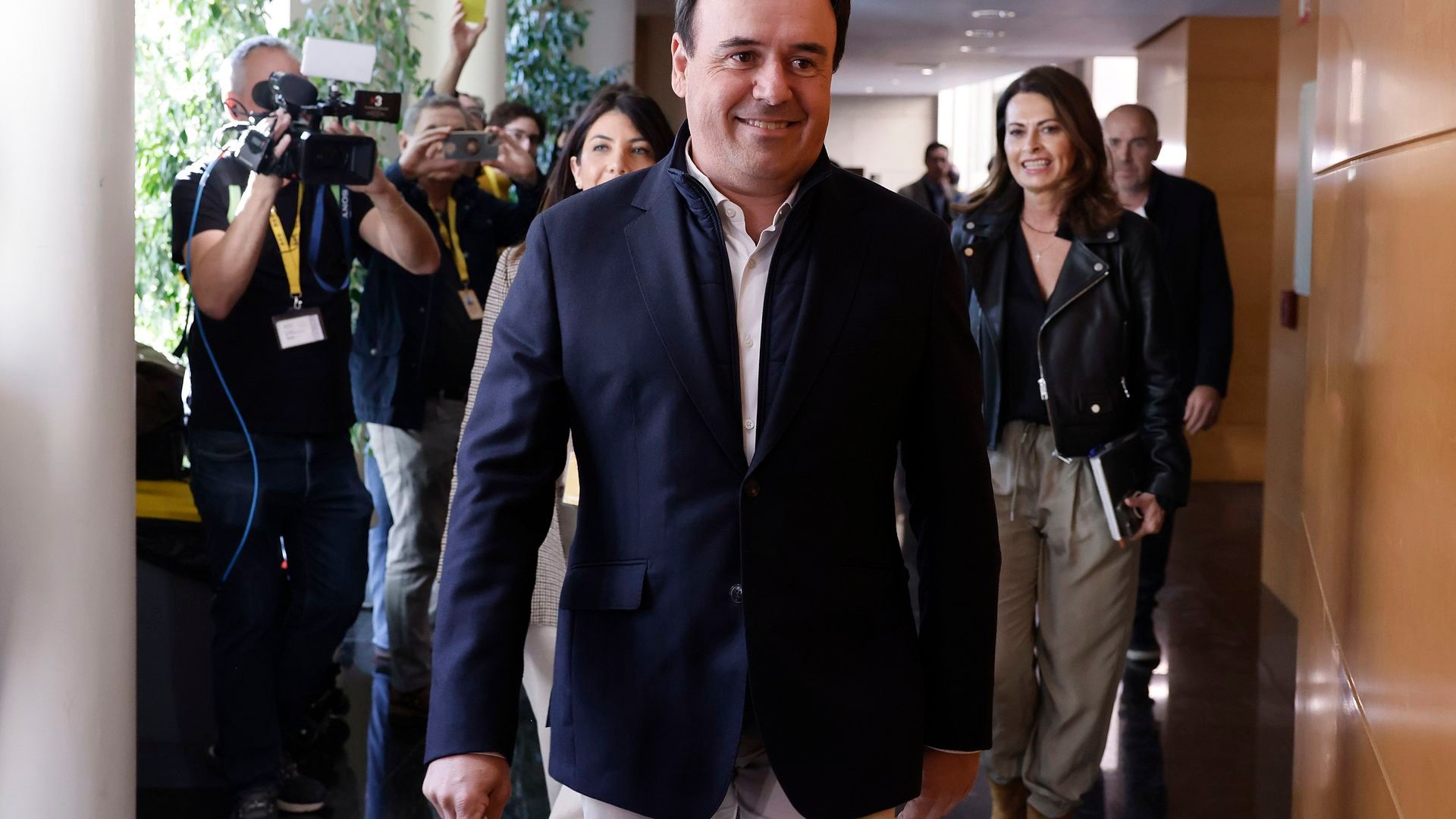 El síndic del grupo popular en las Corts Valencianes y secretario general del PP de la Comunitat Valenciana, Juanfran Pérez Llorca, registra su candidatura para presidir la Generalitat, en Les Corts