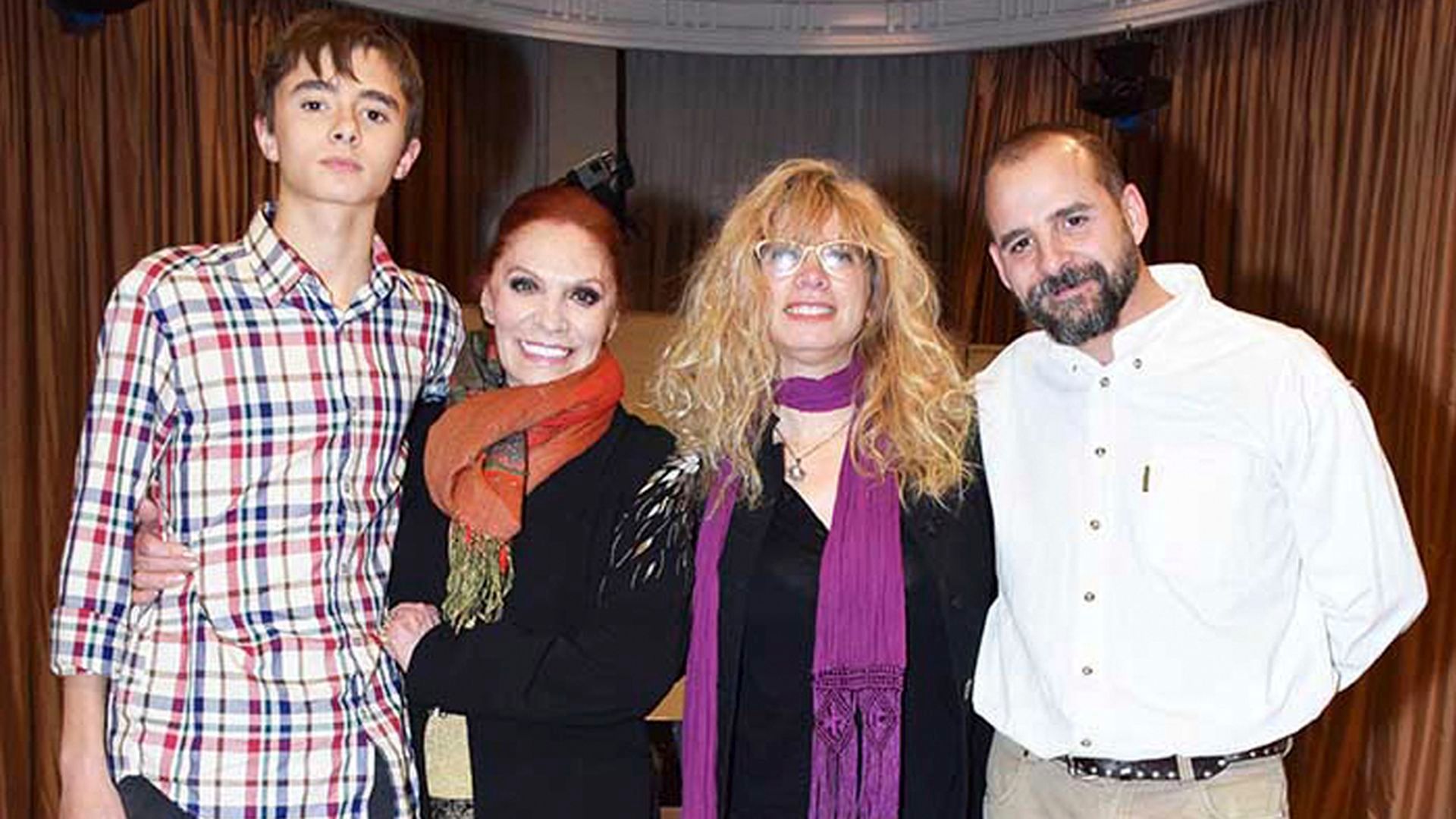 Encarnita Polo, su hija Raquel, su yerno y su nieto