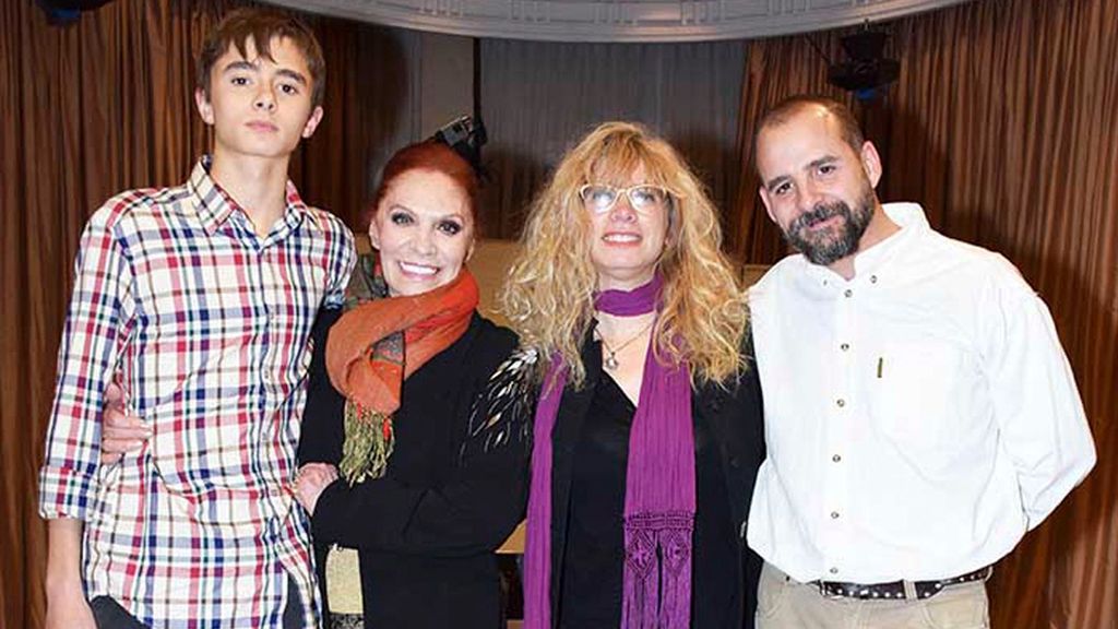 Encarnita Polo, su hija Raquel, su yerno y su nieto