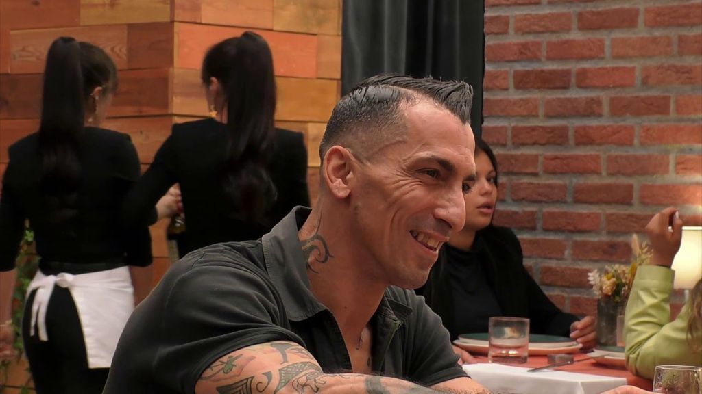 Un soltero de ‘First Dates’ sube los calores a su cita con una sorprendente confesión: "Tengo una lengua mecánica de 16 velocidades"