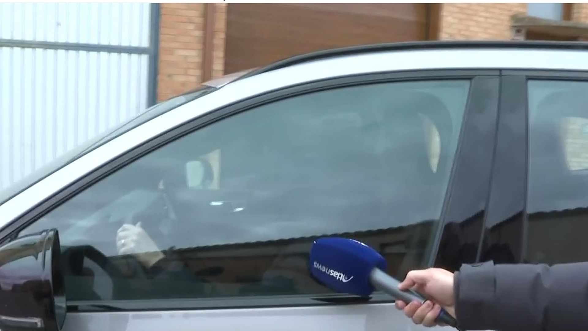 La mujer de Santos Cerdán al salir de la prisión: sin hablar y tensa ante las cámaras