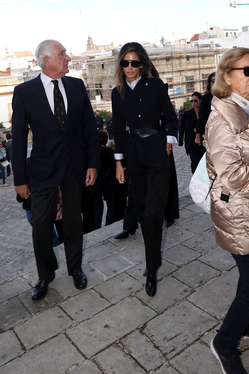 Inés Domecq y su padre en el funeral de Álvaro Domecq