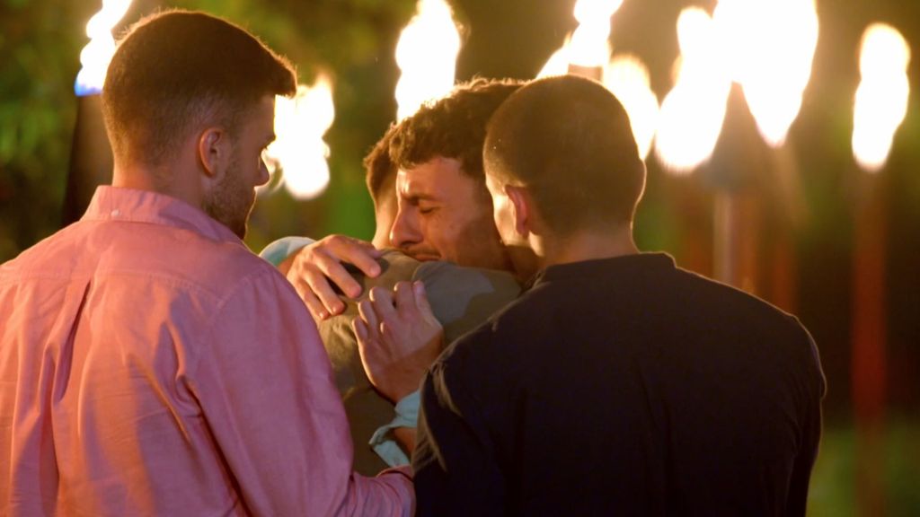 La infidelidad de Sandra destroza a Juanpi en la hoguera: amaga con marcharse y acaba abrazado a Sandra Barneda