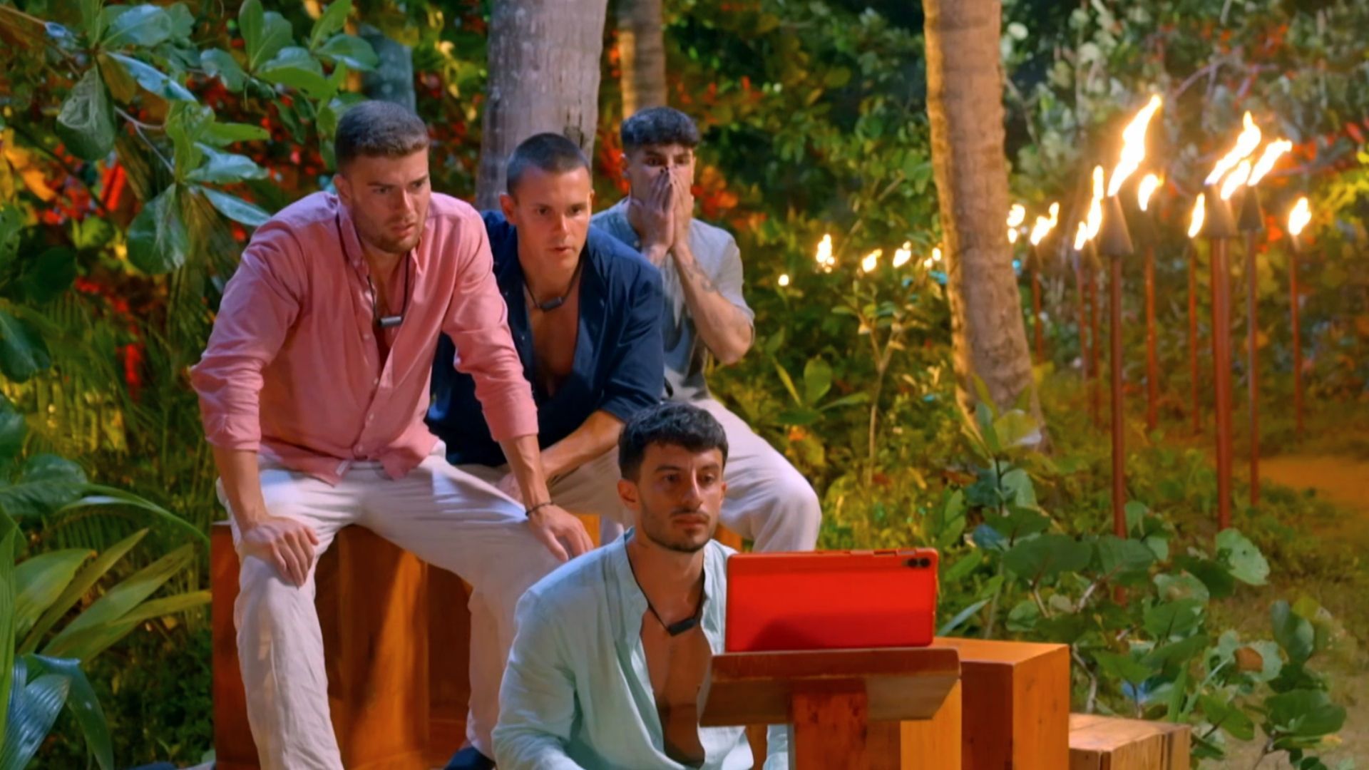 Juanpi ve las imágenes de Sandra, desconcertado, antes de descubrir su infidelidad