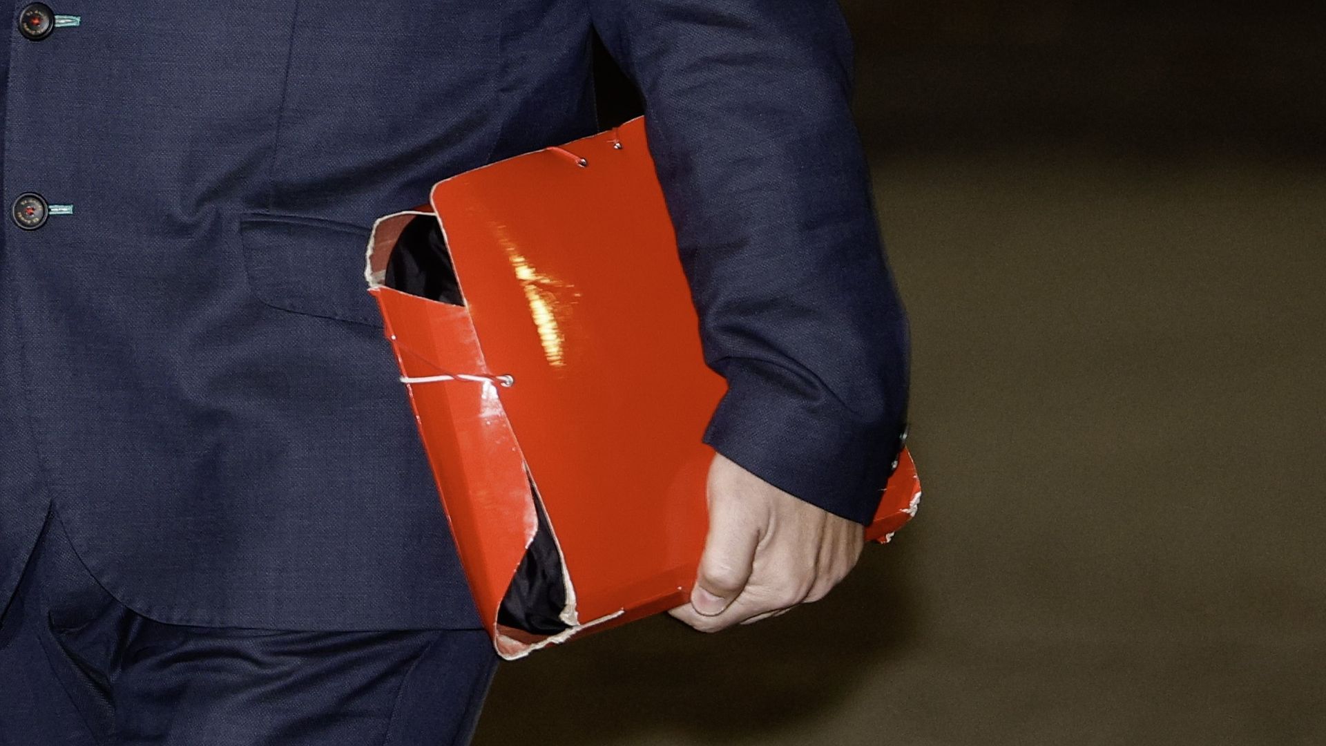 La carpeta roja de Santos Cerdán, con la que ha abandonado la cárcel de Soto del Real