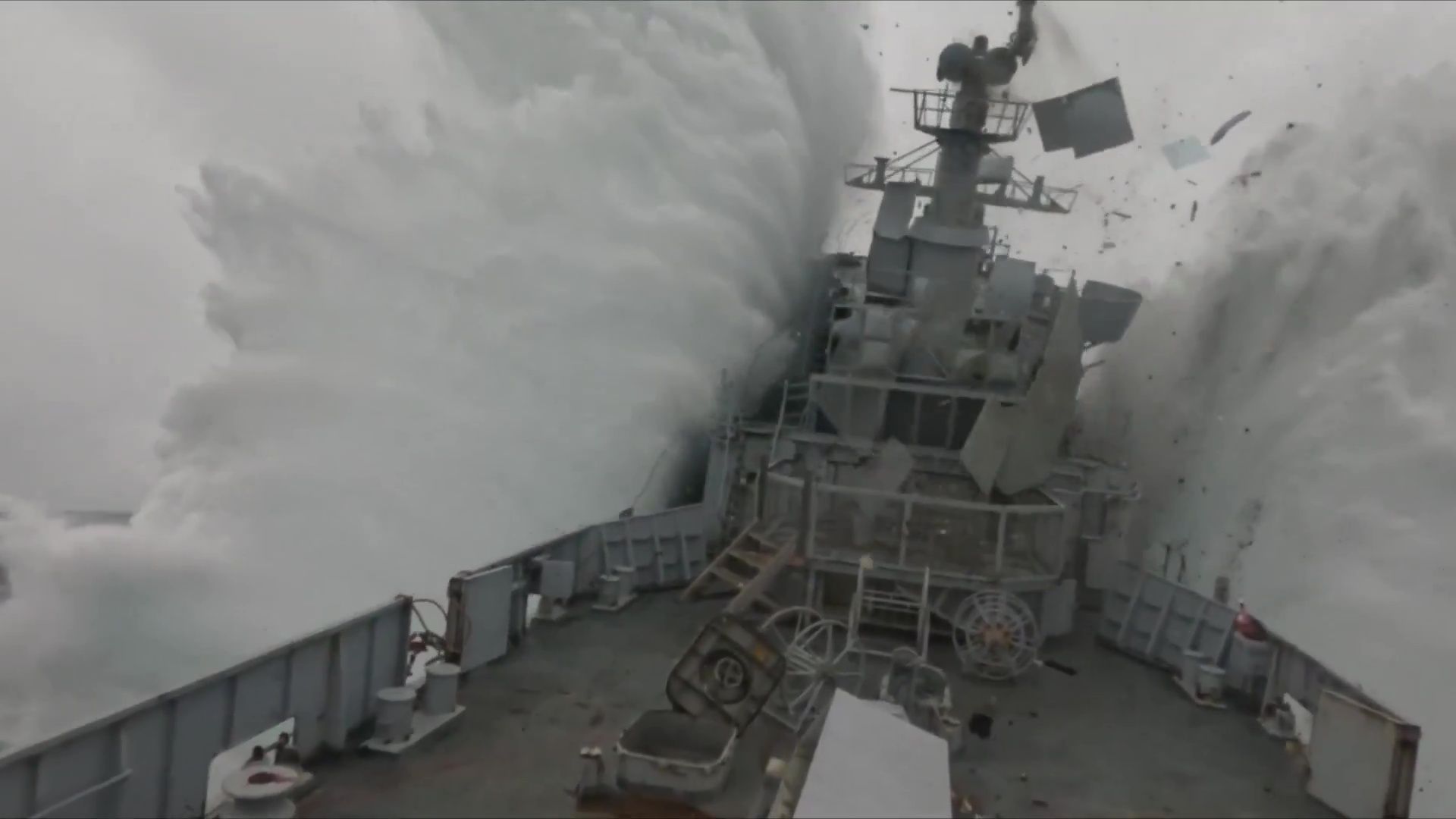 La imágenes de ataque difundidas por la OTAN muestran a la fragata noruega KNM Trondheim, desmantelada previamente,  saltando por los aires partida en dos