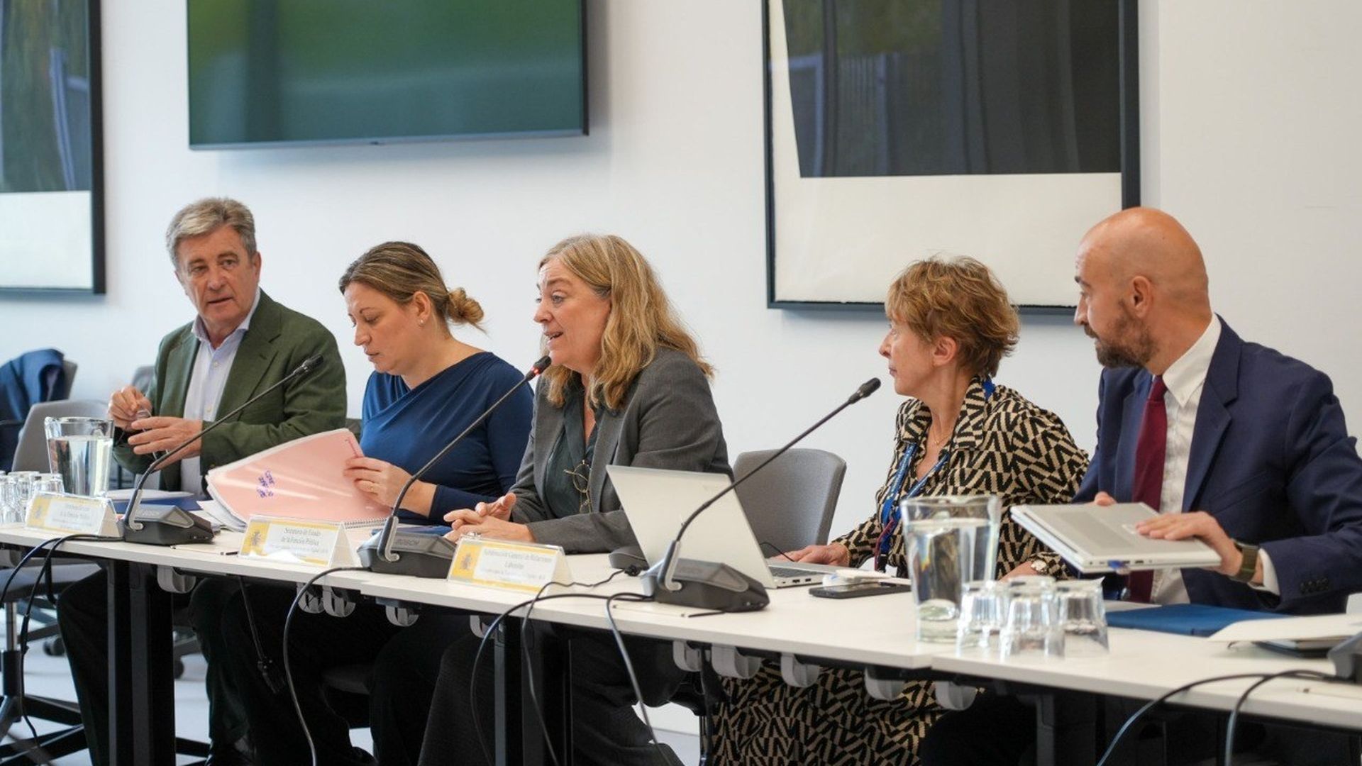 La secretaria de Estado de Función Pública, Consuelo Sánchez Naranjo, con los representantes sindicales mayoritarios de la Función Pública (CCOO, UGT y CSIF)