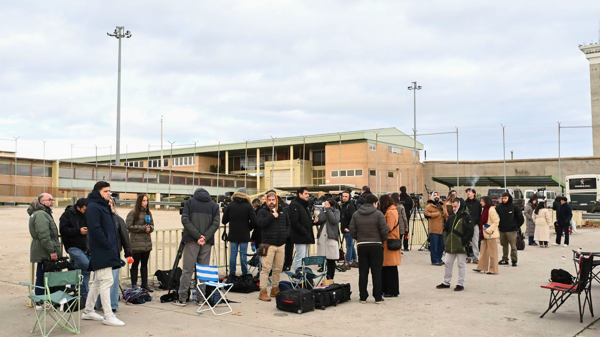 Numerosos medios de comunicación esperan la puesta en libertad del ex número tres del partido socialista