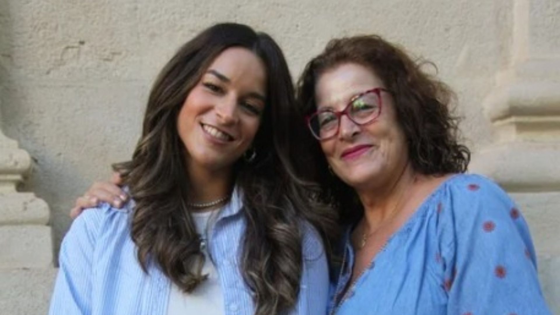 Reyes junto a su madre, María José