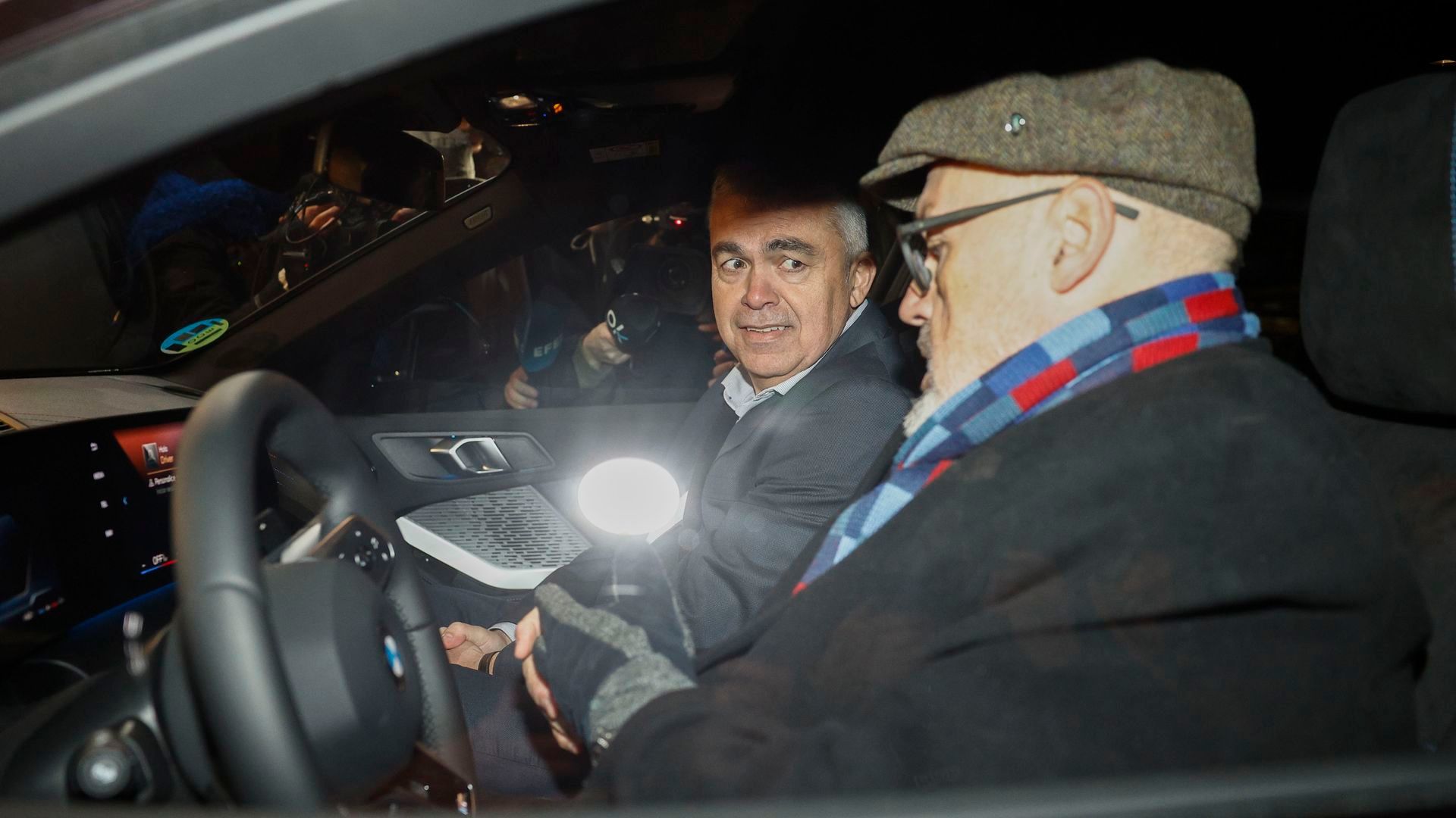 Santos Cerdán abandona el lugar en coche con su abogado