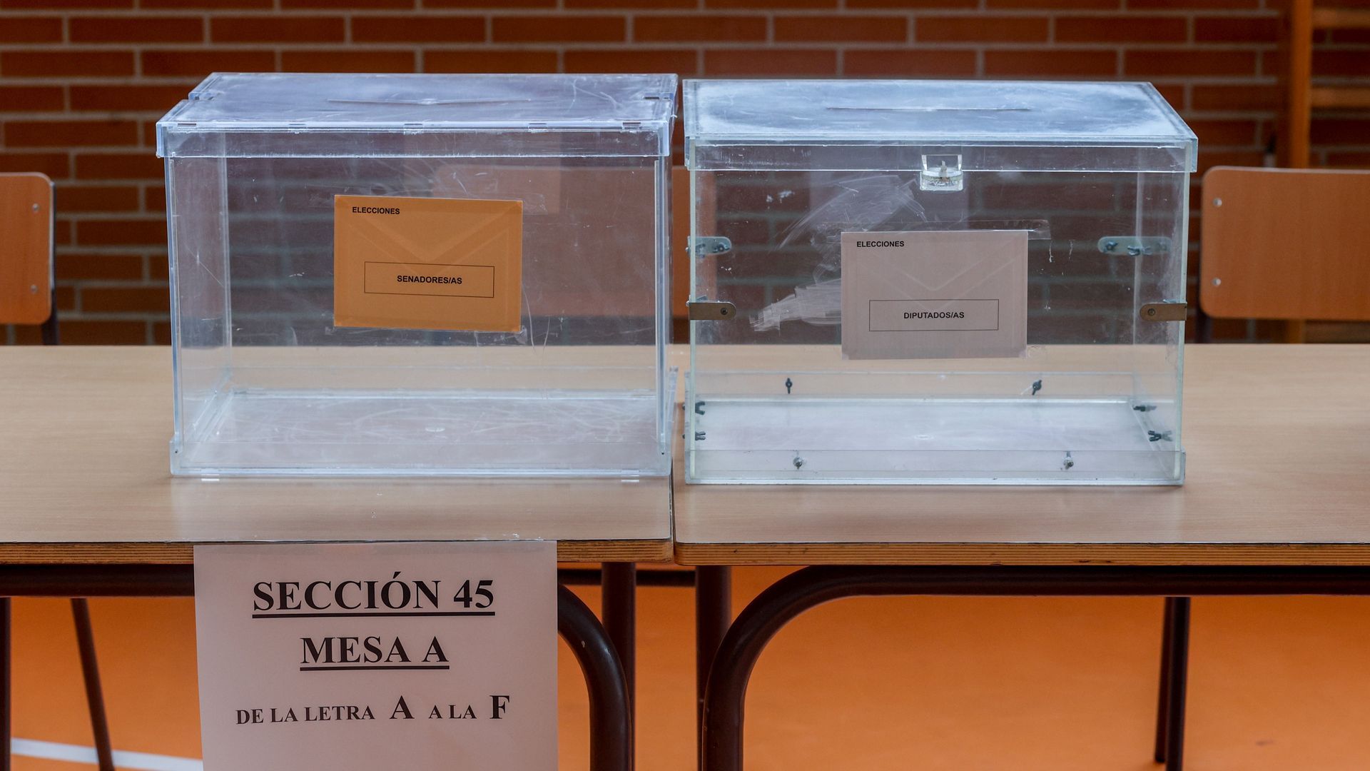 Urnas en un colegio electoral de Madrid