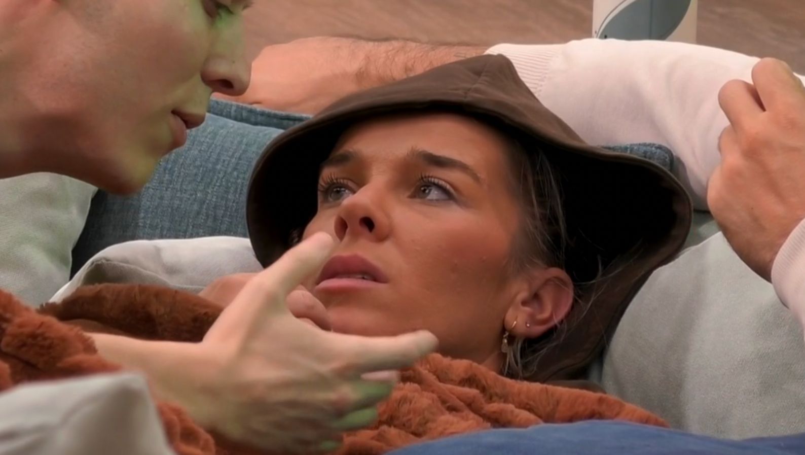 Almudena hablando de las nominaciones con Raúl y Jonay