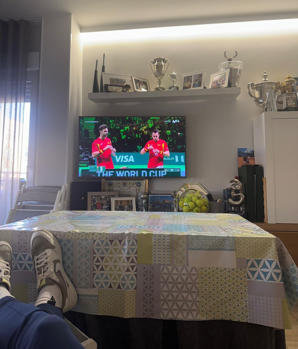 Carlos Alcaraz muestra su salón mientras ve el partido de Copa Davis