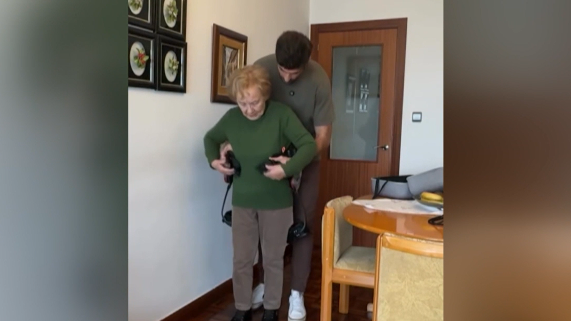 Carlos y Mari probando a caminar con el exoesqueleto Carlos y Mari probando a caminar con el exoesqueleto