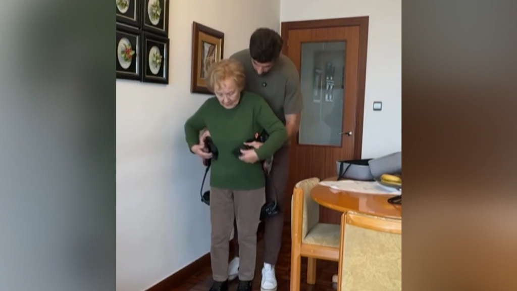 Carlos hace andar a Mari, la mujer que le hizo caminar con el exoesqueleto que ha creado: "Ha vuelto a sonreír"
