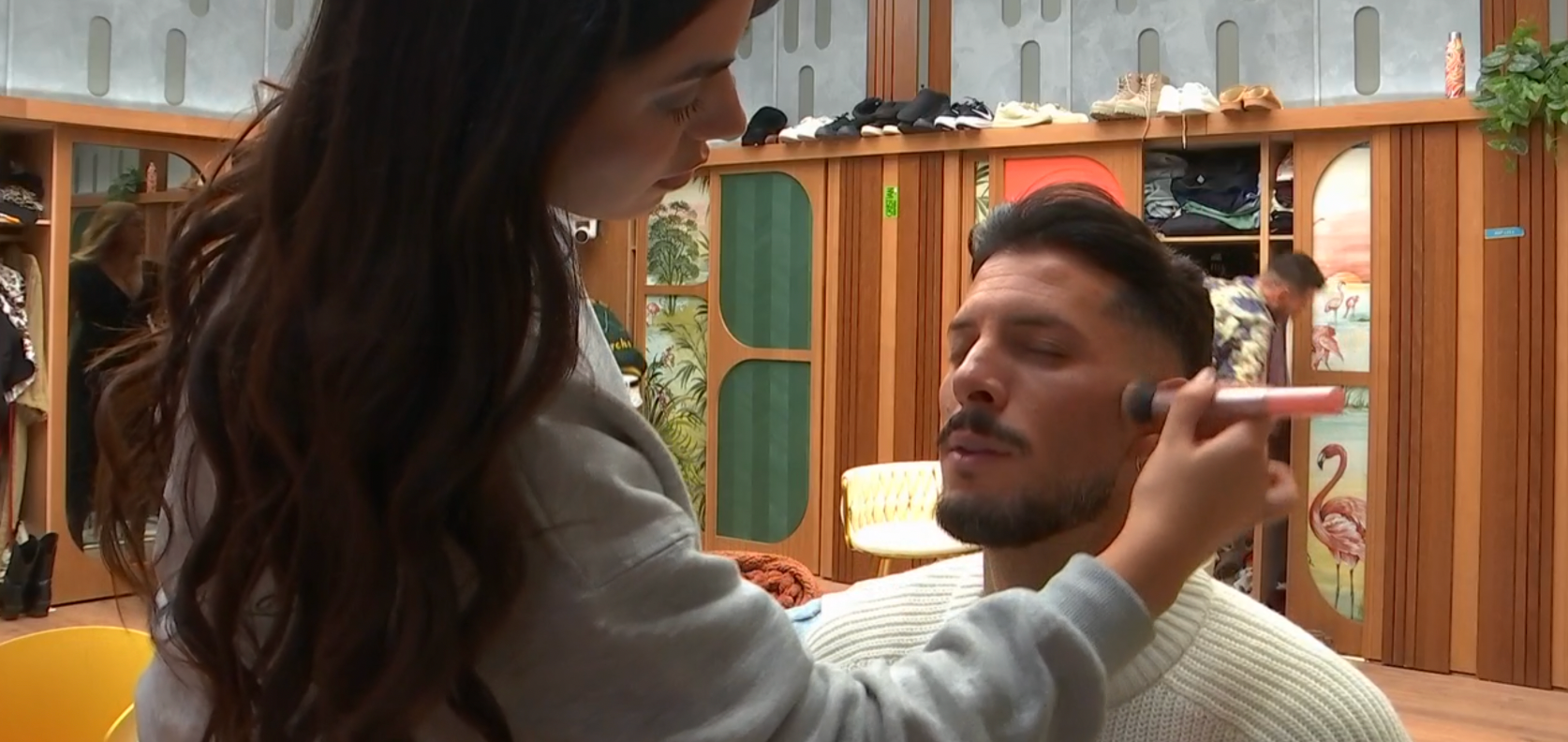 Desirée maquillando a Cristian