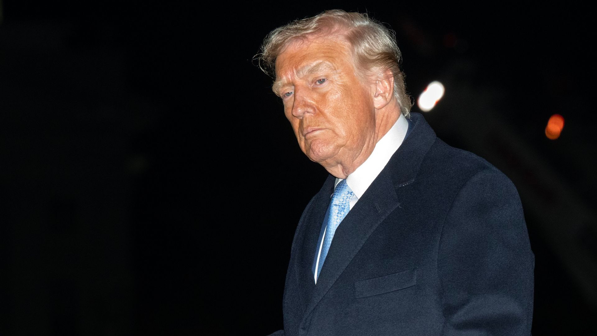 Donald Trump firma un proyecto de ley para desclasificar y "divulgar los archivos de Jeffrey Epstein"