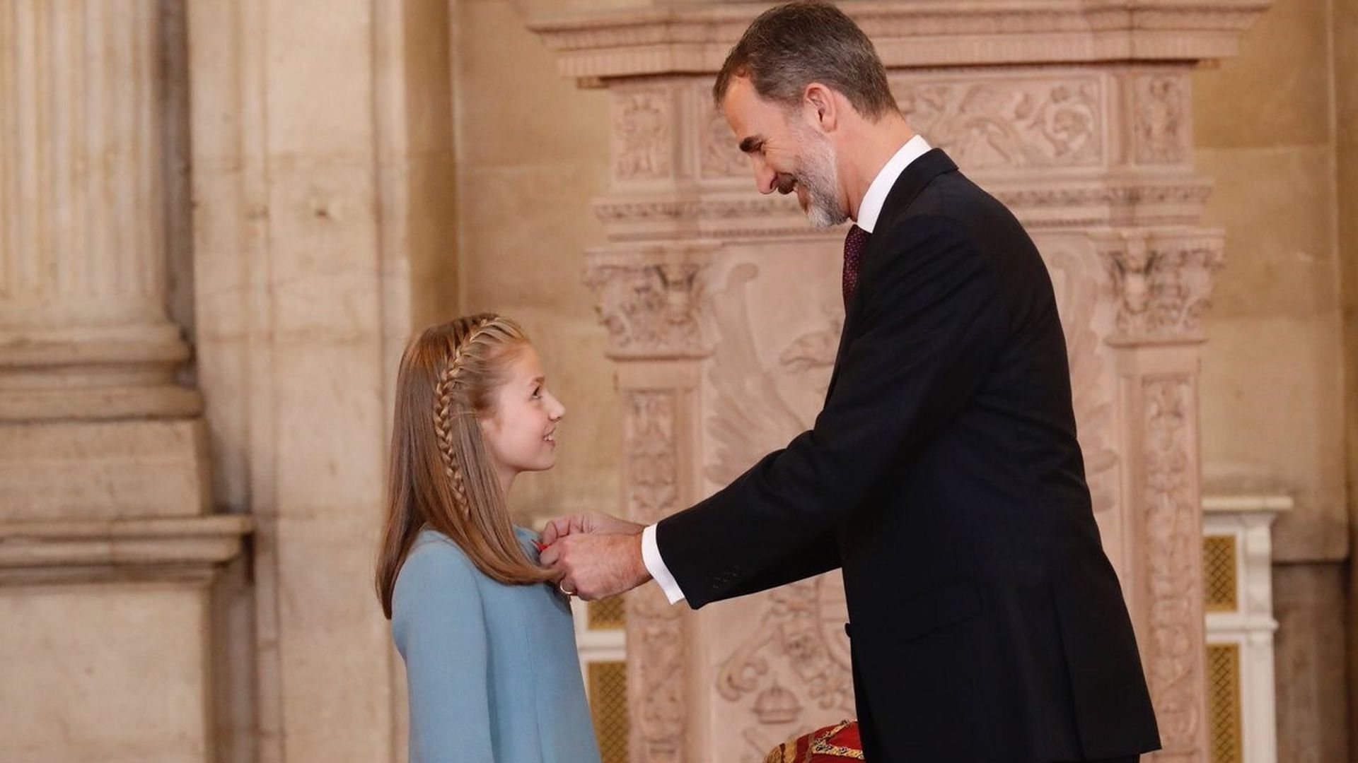 El Rey Felipe VI le coloca a su hija Leonor, Princesa de Asturias, el collar de la Insigne Orden del Toisón de Oro en 2018